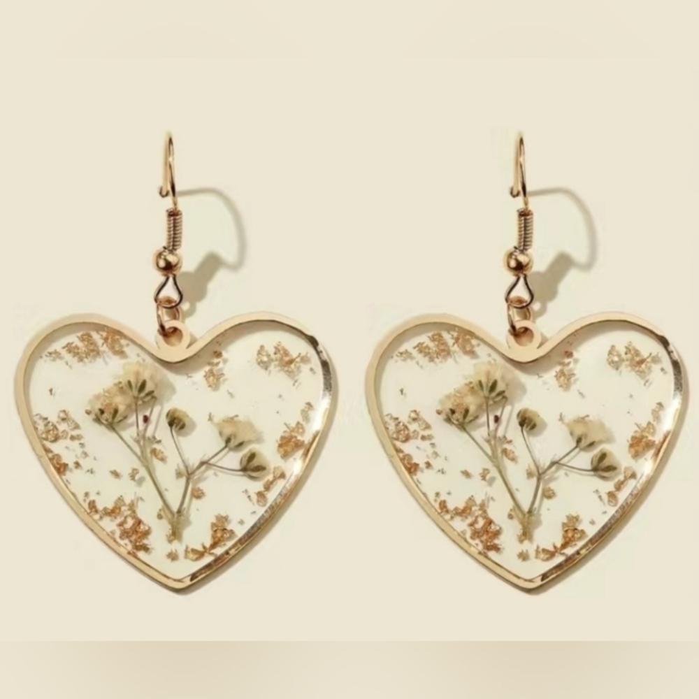 Heart-shaped dangle earrings with pressed dried flowers